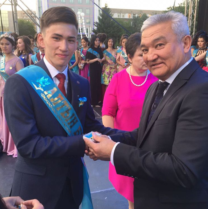 Аким города Ермак Салимов лично вручил Алишеру знак "Алтын белгі"